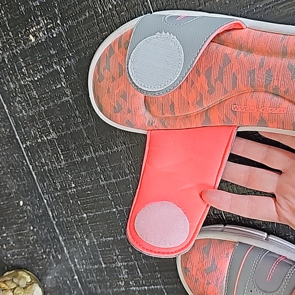 Women's SZ 10 Under Armour coral colored Sandals - Picture 7 of 7